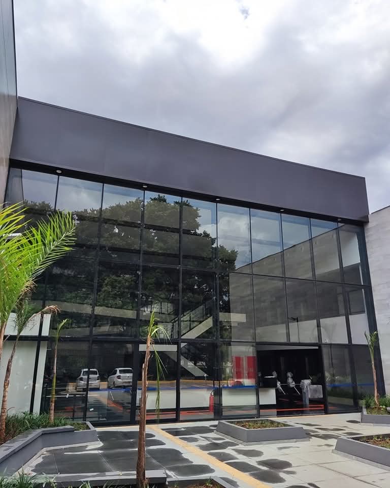 Fachada em vidro e alumínio